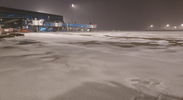 Una fuerte granizada obligó al cierre de una de las pistas del Aeropuerto de El Prat Foto: David Temu