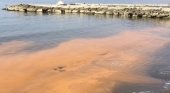 El misterioso motivo por el que las playas de Málaga se tiñen de naranja