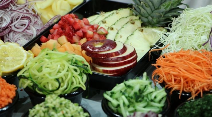 Frutas y vegetales en un Buffet