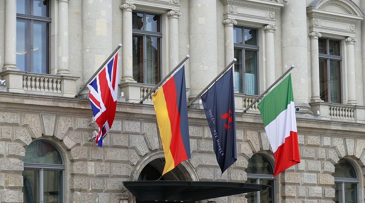 Banderas en la fachada de un hotel 