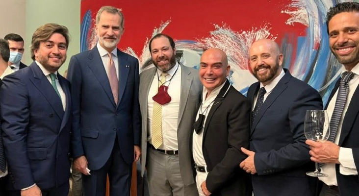 De izda. a dcha.: Juan Pedro de Fenix, Su Majestad el Rey Felipe VI, Pedro Dávila, Kike Sarasola, Nacho García Vinuesa y Tomás Miró | Foto: Linkedin (Kike Sarasola)