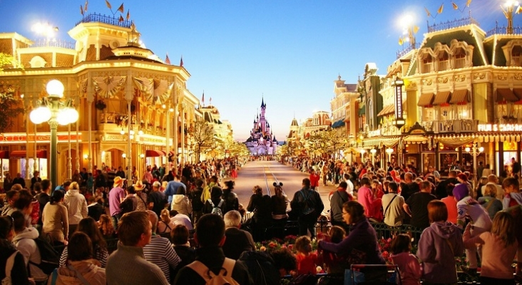 Visitantes en Disneyland Paris