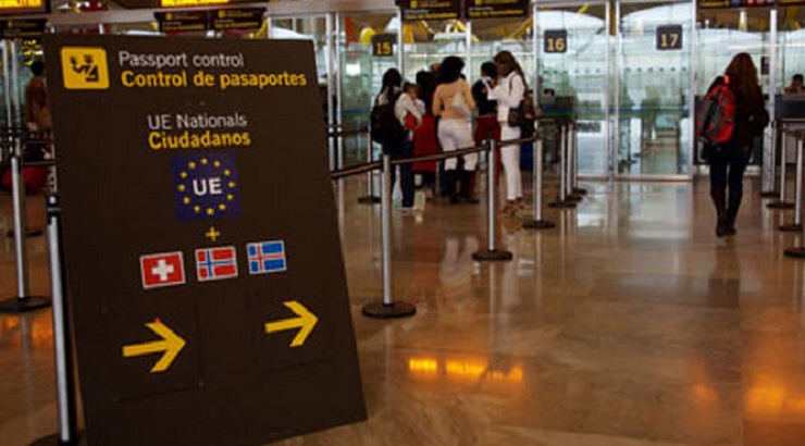 Control de pasaportes en un aeropuerto español