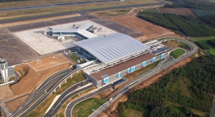 Vista aérea del Aeropuerto Rosalía de Castro-Santiago de Compostela | Foto: Nikoxpress, (CC BY SA 4.0) vía Wikimedia Commons