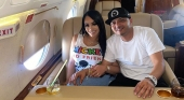 El productor musical puertorriqueño, José Ángel Hernández (Flow La Movie), junto a su esposa en un avión privado | Foto: debbiejimenes vía Instagram