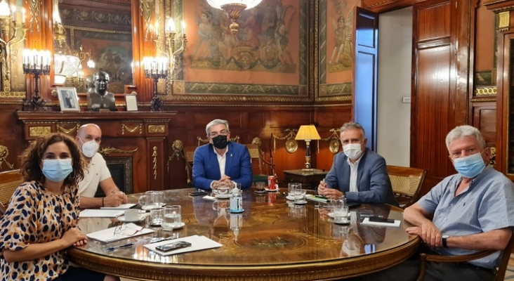 De dcha. a izda. Pedro Quevedo, diputado de NC, Ángel Víctor Torres y Román Rodríguez, presidente y vicepresidente del Gobierno de Canarias y María Jesús Montero, ministra de Hacienda | Foto: PSOE