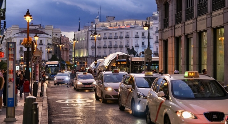 Taxis en las cercanías de la Puerta del Sol (Madrid) | Foto: Flickr - Jorge Franganillo (CC BY 2.0)