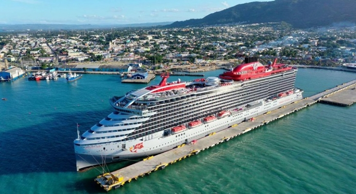 El barco de cruceros Scarlet Lady de la naviera Virgin Voyages atracado en el puerto de Taíno Bay (Puerto Plata, República Dominicana) | Foto: Taíno Bay vía Twitter