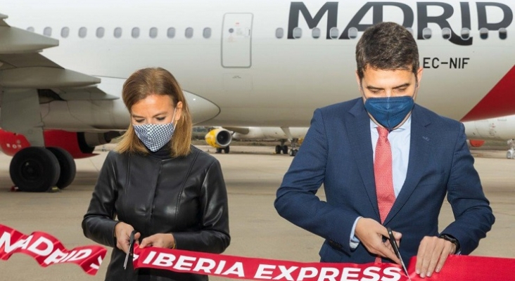 La concejala delegada de Turismo del Ayto. de Madrid, Almudena Maíllo, y el consejero delegado de Iberia Express, Carlos Gómez | Foto: Ayto. Madrid