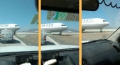 Un avión de United sin piloto se desplaza por las pistas del Aeropuerto de Santiago de Chile