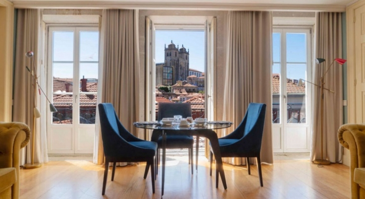 Habitación del OCA Flores con vistas a la Catedral de Oporto (Portugal) | Foto: OCA Hotels