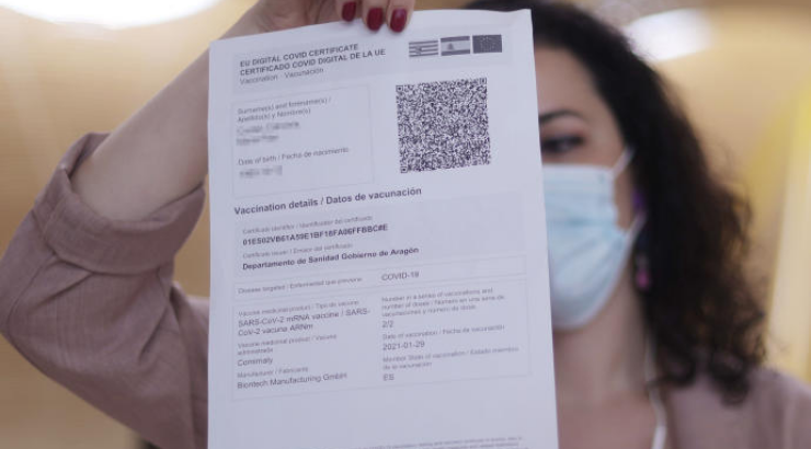 Persona muestra el Certificado Covid. Foto propiedad de Europa Press Persona muestra el Certificado Covid. Foto propiedad de Europa Press