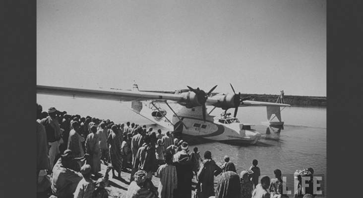 Hidroavión flotando en la orilla