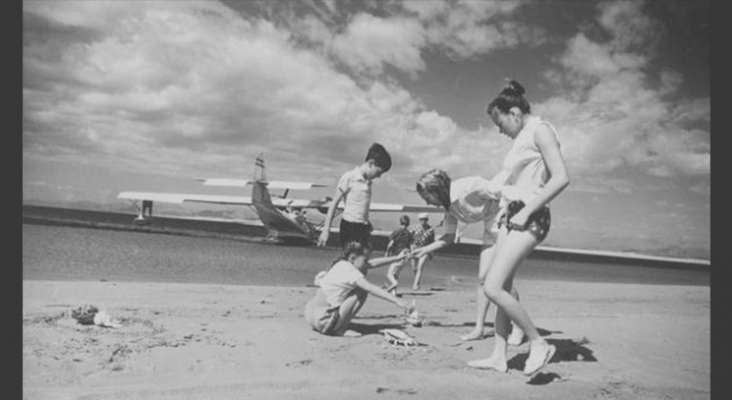 Los niños jugando en la playa