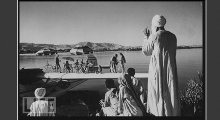 Familia desayunando en el ala del Hidroavión / Date taken: 1960 Photographer: David Lees/LIFE