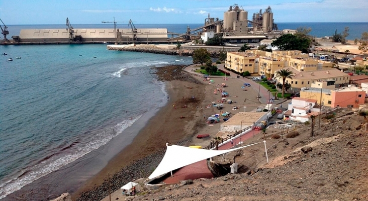 Playa del Pajar con al cementera al fondo de la imagen