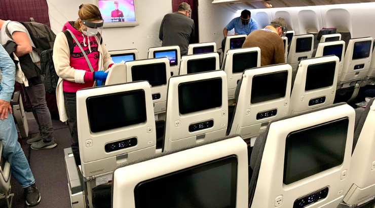 Pasajeros buscan su asiento para un vuelo en tiempos de Covid | Foto Flickr (CC BY 2.0)