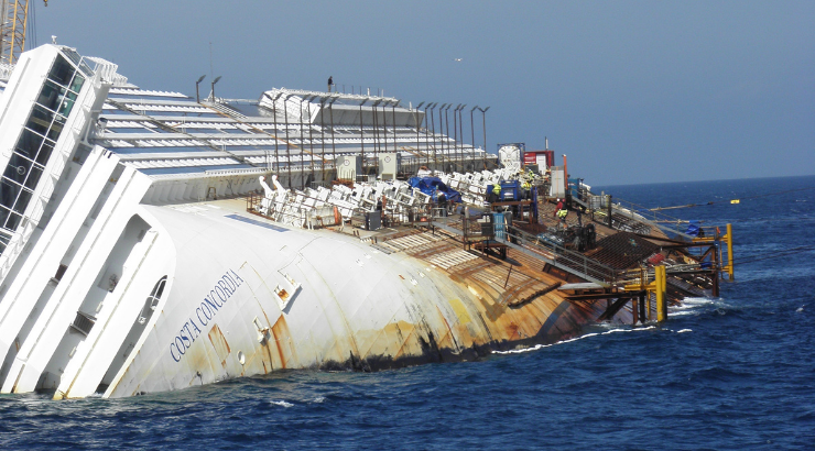 El Costa Concordia después de varios añados varado