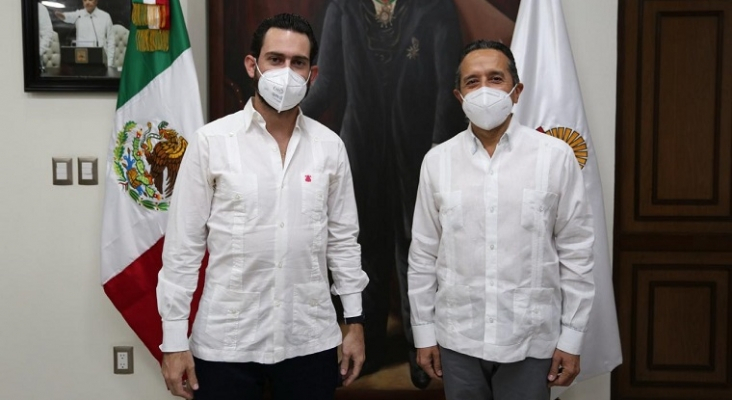 Bernardo Cueto Riestra, nuevo secretario de Turismo de Quintana Roo, junto al gobernador del estado, Carlos Joaquín González