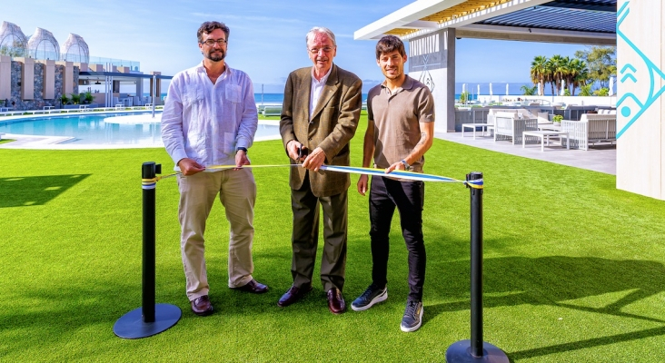 De izquierda a derecha: El director general de beCordial Hotels & Resorts, Nicolás Villalobos; el presidente de beCordial Hotels & Resorts, Juergen Flick; y el futbolista David Silva.