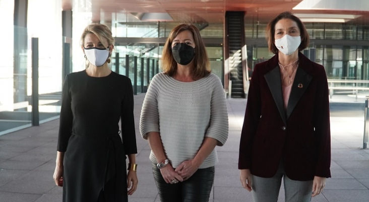 La presidenta Francina Armengol con las ministras Yolanda Díaz y Reyes Maroto.