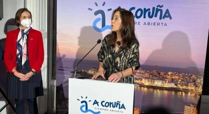 Inés Rey, la alcaldesa de A Coruña en FITUR 2022. A la izquierda, Reyes Maroto, Ministra de Industria, Comercio y Turismo del Gobierno de España | Foto: Tourinews