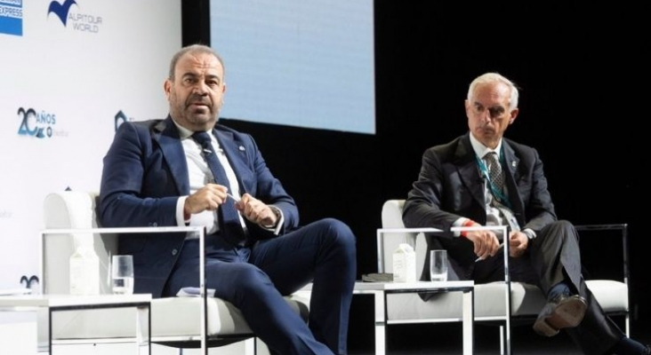 Gabriel Escarrer y Gabriele Burgio, CEO de ALPITUR, en el Foro de Liderazgo Turístico de Exceltur | Foto vía Twitter (@MeliaHotelsInt) 