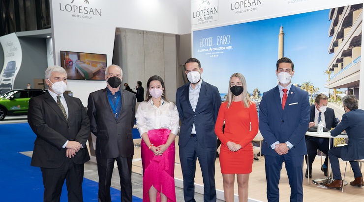 Yaiza Castilla (segunda por la izda.), consejera de Turismo del Gobierno de Canarias, en su visita el estand de la compañía en FITUR | Foto: Lopesan Hotel Group