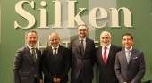 De izquierda a derecha, Gabriel Wolgeschaffen, director regional de Silken Hoteles en Canarias; Sanjay Bhagvanji, propietario; Javier Villanueva, director general de Silken Hoteles; Ajay Bhagvanji, propietario; Víctor Rodríguez, director del hotel.