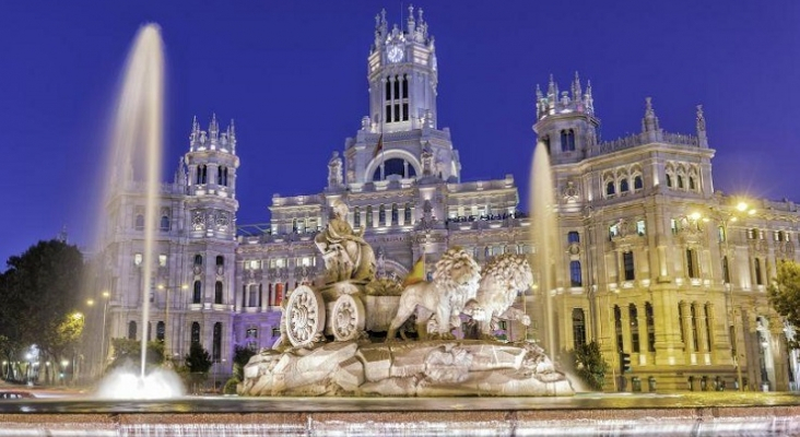Vista de la glorieta de Cibeles y el Ayuntamiento de Madrid al fondo | Foto: vía Destino Madrid