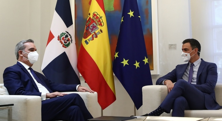 El presidente de República Dominicana, Luis Abinader, junto al presidente español, Pedro Sánchez. | Fotos: Pool Moncloa/Borja Puig de la Bellacasa/Fernando Calvo