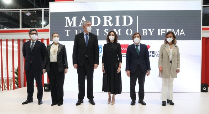 En el centro y de dcha. a izda. José Luis Martínez Almeida, alcalde de Madrid; Isabel Díaz Ayuso, presidenta de la Comunidad de Madrid; y José Vicente de los Mozos, presidente de IFEMA | Foto: Turismo de Madrid