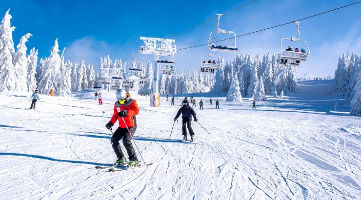 Personas practicando esquí en la nieve | Foto: Archivo
