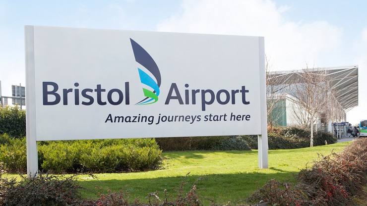 Cartel del Aeropuerto de Bristol con la frase 'Los viajes fantásticos empiezan aquí' | Foto: Bristol Airport