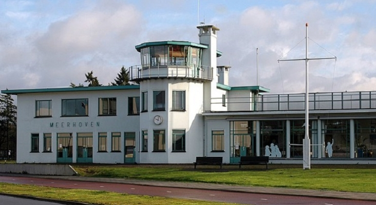 El antiguo aeropuerto de Eindhoven (Países Bajos), reconvertido en restaurante con mirador | Foto: Wikimedia Commons (CC BY-SA 3.0)