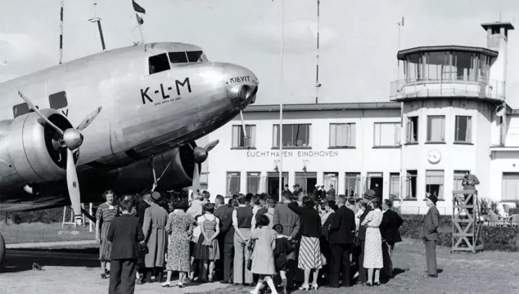 Imagen antigua de la llegada de un avión de KLM al aeropuerto | Foto: Echt Welschap Imagen antigua de la llegada de un avión de KLM al aeropuerto | Foto: Echt Welschap