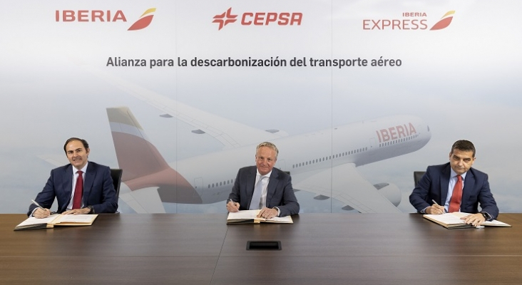 De izda. a dcha.: Javier Sánchez Prieto, CEO de Iberia; Maarten Wetselaar, consejero delegado de Cepsa; y Carlos Gómez, CEO de Iberia Express | Foto: Grupo Iberia