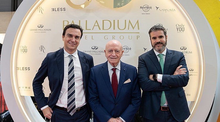 De izda. a dcha.: Abel Matutes Prats, presidente de Palladium Hotel Group; Abel Matutes Juan, fundador de la hotelera; y Jesús Manuel Sobrino, CEO de Palladium Hotel Group | Foto: Wikimedia Commons (CC BY-SA 4.0)