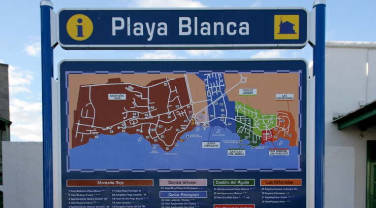 Cartel con accesos y ubicación a Playa Blanca en Yaiza, Lanzarote. Foto Wikimedia Commons (CC BY SA 3.0)