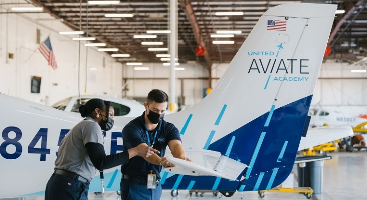 Para hacer frente a la escasez de personal, United inaugura su propia escuela de pilotos