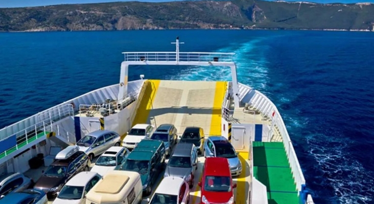 Vehículos en la cubierta de un barco | Foto: Autobild