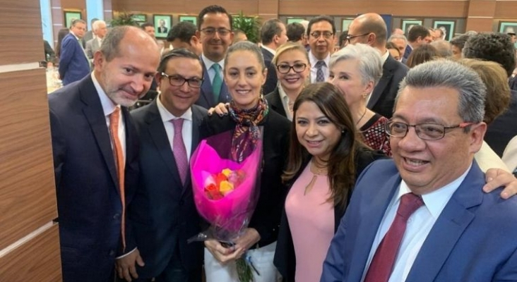 En el centro de la imagen, con ramo de flores, Claudia Sheinbaum, gobernadora de CDMX, y a su lado, con camisa rosa, la nueva secretaria de Turismo, Rebeca Olivia Sánchez.