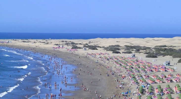 Vista de Playa del Inglés con sus habituales hamacas | Foto: Turismo de Gran Canaria