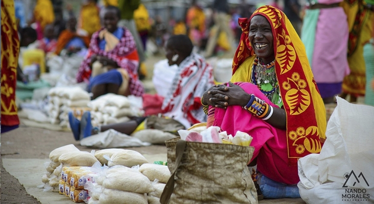 Mujer masai en mercado 