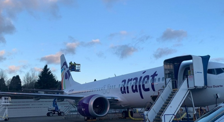 El primer avión de la aerolínea dominicana AraJet, listo para iniciar los vuelos de prueba | Foto: Víctor M. Pacheco vía Twitter