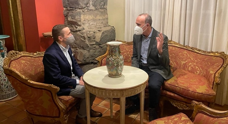 Thomas Bösl, CEO de rtk, reunido con el consejero de Turismo del Cabildo de La Palma, Raúl Camacho, en el hotel La Hacienda de Abajo