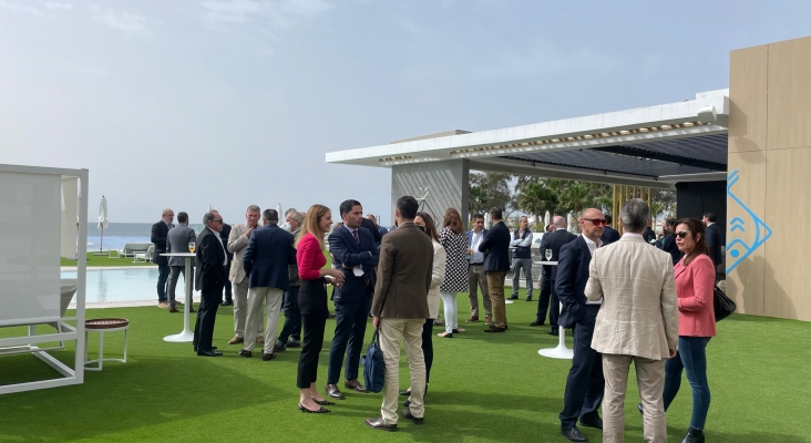 Encuentro de Thomas Bösl con profesionales turísticos en el Perchel Beach Club (Gran Canaria)