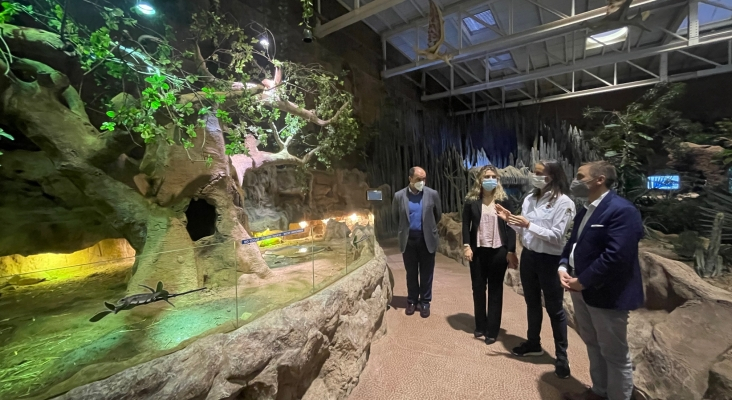 José Carlos García, COO en el Acuario Poema del Mar, Cybell Kiessling, directora financiera del Grupo Loro Parque, Patricia Campos, directora técnica y conservadora del acuario y Thomas Bösl, CEO de rtk