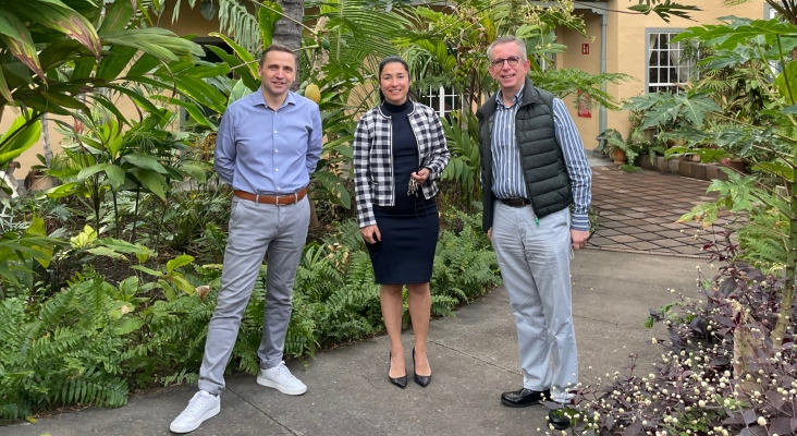 Thomas Bösl, CEO de rtk, Bárbara Fernández y Enrique Luis Larroque, directora y propietario respectivamente del Hotel Hacienda de Abajo (La Palma)