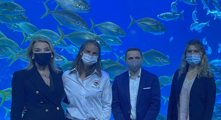 Rosi Curbelo, responsable de Relaciones Institucionales del Acuario Poema del Mar, Patricia Campos, directora técnica y conservadora del acuario, Thomas Bösl, CEO de rtk y Cybell Kiessling, directora financiera del Grupo Loro Parque